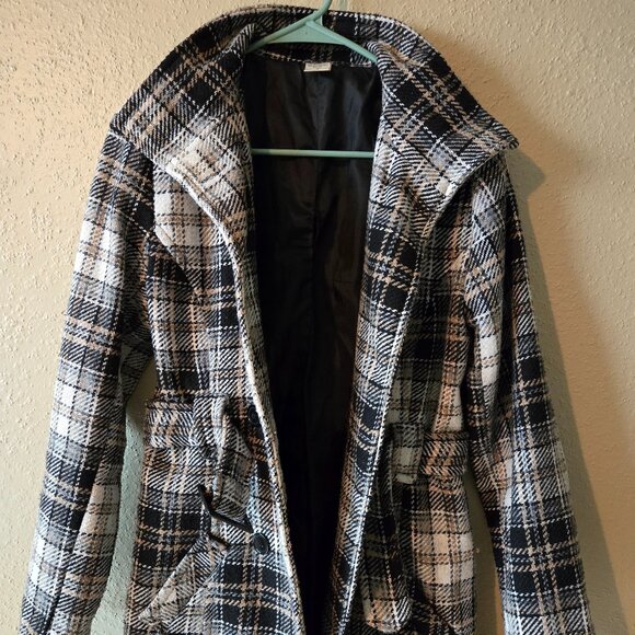 This is a fantastic vintage style coat of beige textured fabric. - Picture 4 of 8